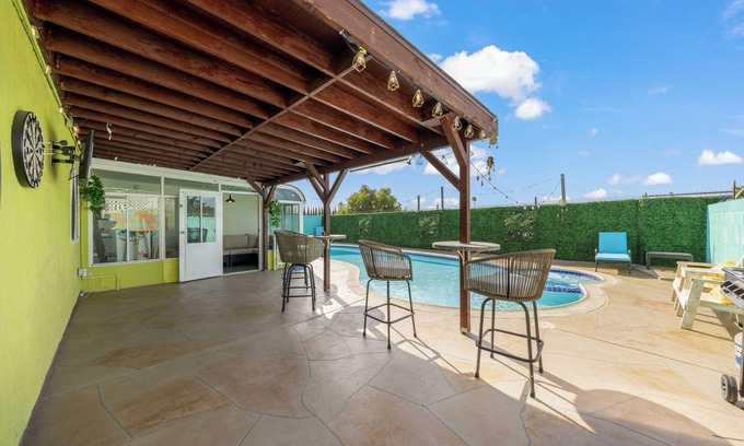 City of Industry House | Vibrant 5BR/2BA Ranch Home w/Poo & Hot Tub l King Bed 2000 Sqft -Disneyland!