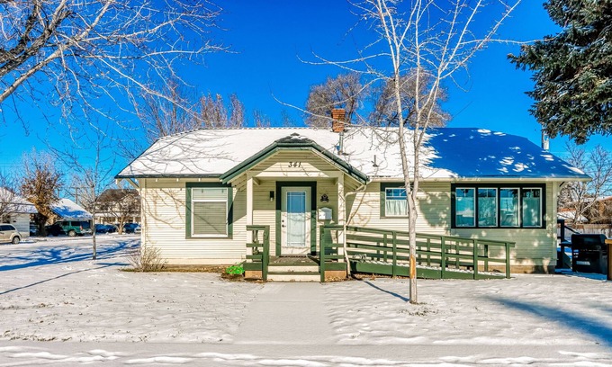 Redmond Cottage | Vibrant abode near golf with firepit, W/D & AC - drive to Smith Rock State Park