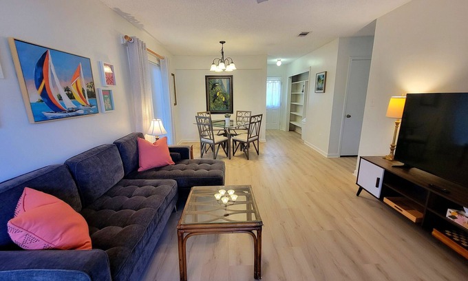 Northeast Pensacola House | Vibrant Airport 2bdr Central Pensacola Getaway