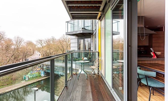 Hackney Wick Apartment | Vibrant and Modern Apartment with Canal Views
