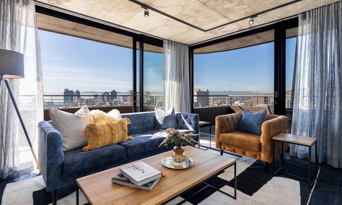 Flora Park Apartment | Vibrant Apartment | City and Table Mountain Views