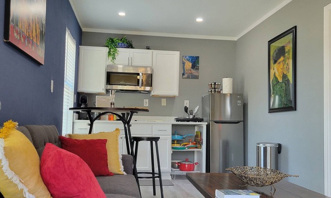Denton Apartment | Vibrant Art Retreat. Stylish 1 Bedroom Private Cottage Centrally located. n