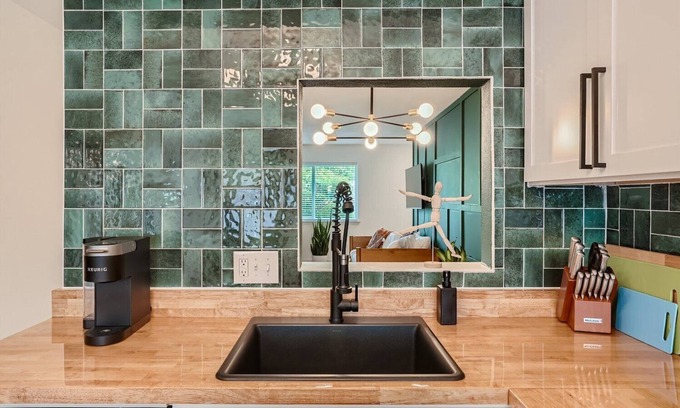 Sweetbriar House | Vibrant Austin Getaway - Sleeps 8, Themed Speakeasy Bar, Close to SoCo & Rainey