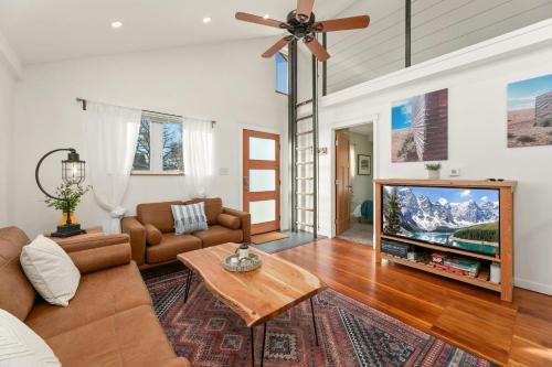 Martinez Park House | Vibrant Downtown Bungalow - Walk Everywhere!