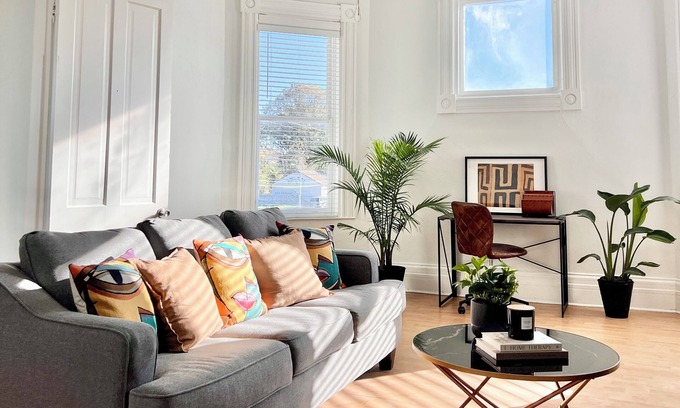 New Pathways Apartment | Vibrant Downtown Escape - Walkable to Beale Street Nightlife & FedEx Forum