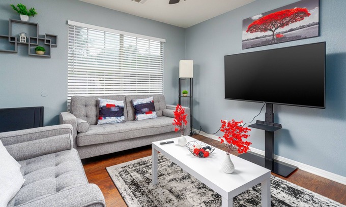 Franklin Park House | VIBRANT GREAT ESCAPE|4 MILES TO DOWNTOWN|GAME ROOM|FIREPIT