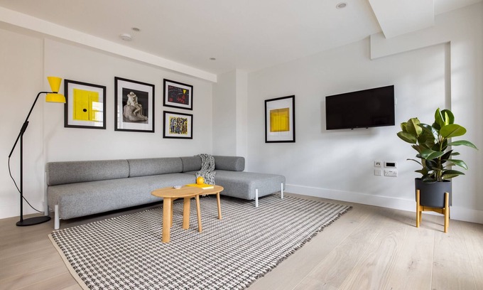 Chinatown Apartment | Vibrant Leicester Square 2BR - Netflix & Nespresso