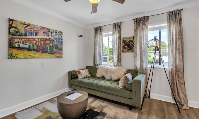 Faubourg Livaudais Apartment | Vibrant New Orleans Apartment with Off-Street Parking Near Garden District