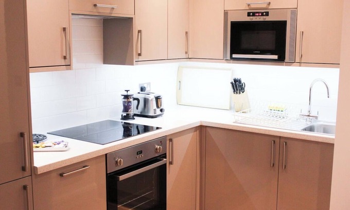 West Finchley Apartment | Vibrant one-bedroom Apartment w/Kitchen just 13 minutes from Hampstead Heath