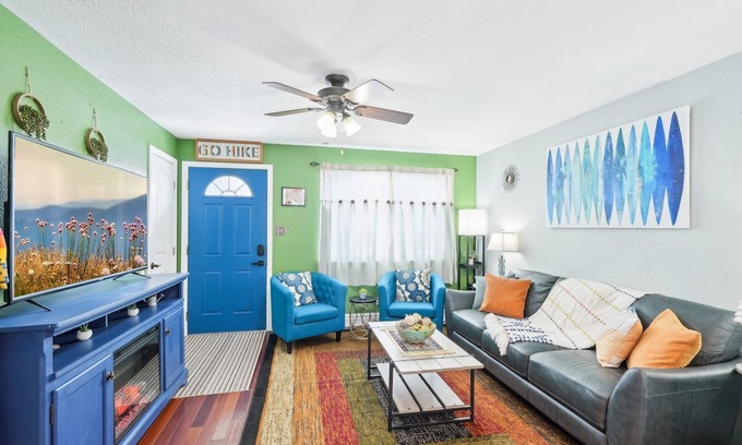 Lamar Heights Area House | Vibrant Pet and Family friendly fully fenced yard great location