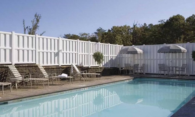 Ruckersville Hotel | Vibrant Room Perfect for Couples Visiting Local Vineyards Nearby