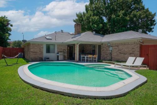 Richardson House | Vibrant Spacious Home w Private Pool and Jacuzzi