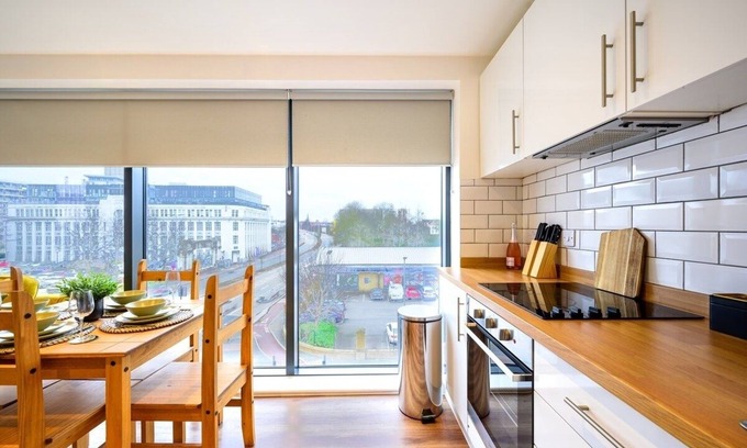 Salford Apartment | Vibrant Stay in Salford Quays