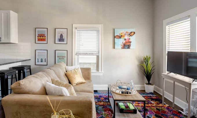 Riverview House | Vibrant Strawberry Hill * Walk to BBQ * Long Stays