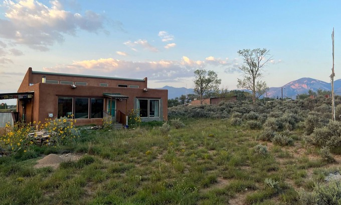 El Prado House | Vibrant Taos Home: Skiing, Climbing, Wi-Fi, WFH