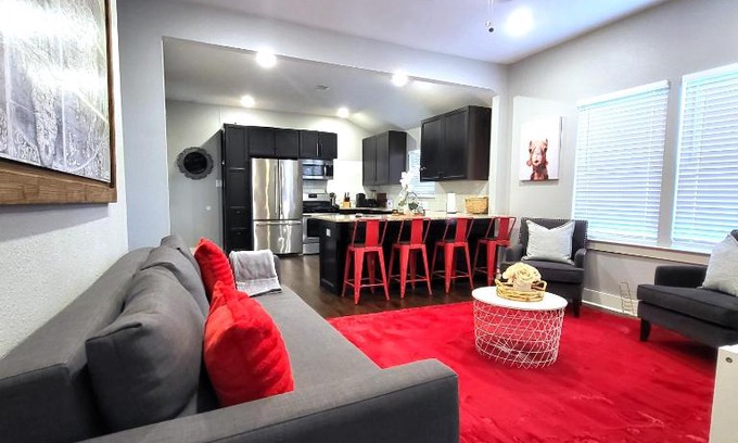 Greater East End Villa | Vibrant Vacation Escape with Fast WIFI and KING BED Close to Downtown Houston!