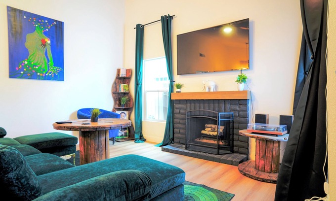 Las Vegas House | Vibrant Vegas Retreat~Quiet~Cozy~18 min to Strip
