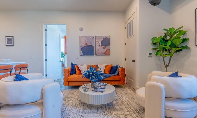 East Orange Apartment | Vibrant Visit near Airport! Free Parking, 2 Baths & Sleeps 8! ✨20% OFF 7 days✨