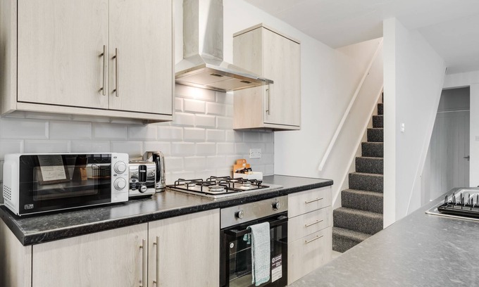 Liverpool House | Vichy - Strathcona Suites, 3 Beds Houses in Wavertree