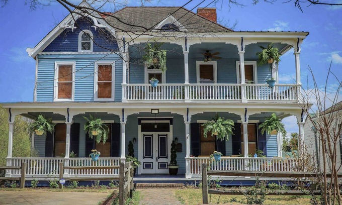 Vicksburg House | Vicksburg Home w/3 Porches, Walk to Downtown