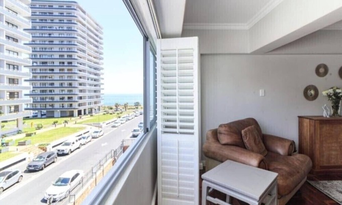 Three Anchor Bay Apartment | Vicmor Court 22 by HMH