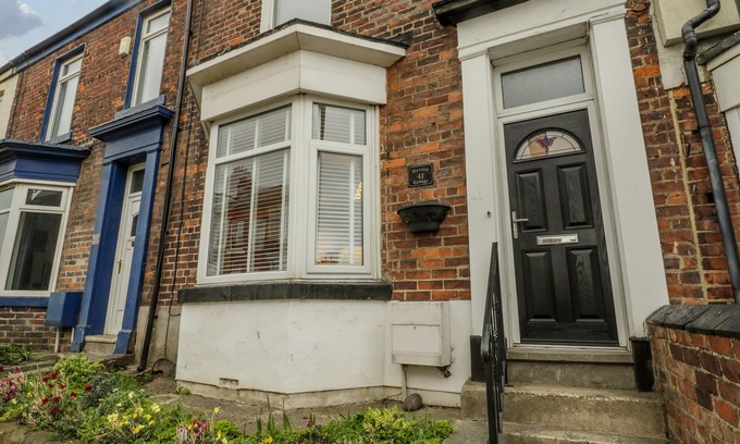 Marske-by-the-Sea Cottage | VICTORIA COTTAGE, pet friendly in Marske-By-The-Sea