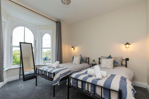 Felpham Villa | Victoria Cottage Seaside - Spacious 4-BR in Bognor Regis,close to Beachfront & 2 minutes from Butlins Holiday Camp