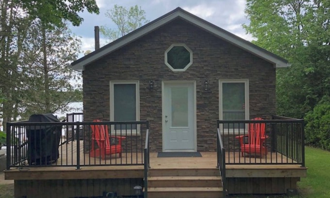 Port McNicoll Cottage | Victoria Harbour Cottages Queen Bed Chalet