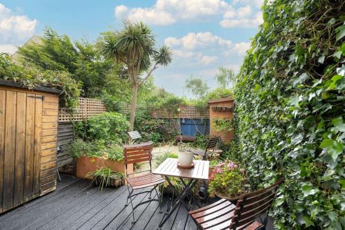 Victoria House | Victoria Park 2 Bedroom House w/Garden & Parking