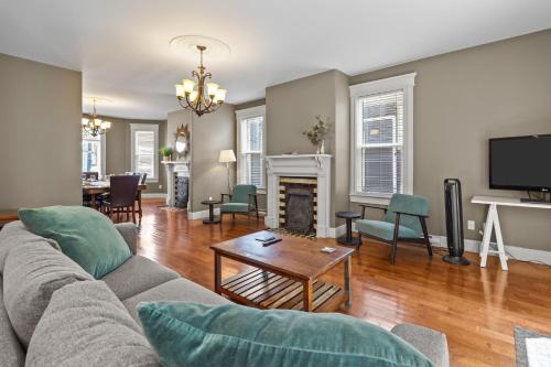 Waterford Valley House | Victorian 4br 25ba 2parking Near Parks & Dt