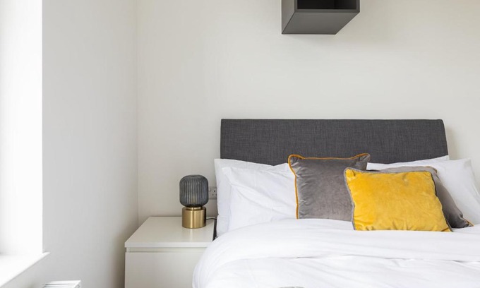 St. George's Apartment | Victorian Building turned Charming Hotel Perfect For Short and Long Term Stay with WiFi