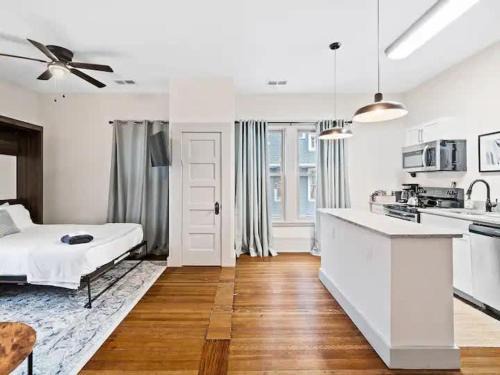 Hough Apartment | Victorian Estates - Cute Stuido - Steps To Clinic