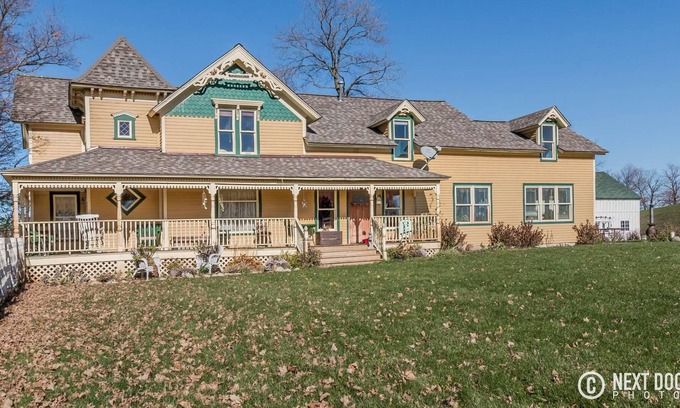 Lapeer Bed & Breakfast | Victorian Farm House surrounded by 30 of Rolling farm & animals