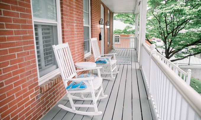 St. Charles House | Victorian Gem Steps from Main St – Sleeps 9 & Pets