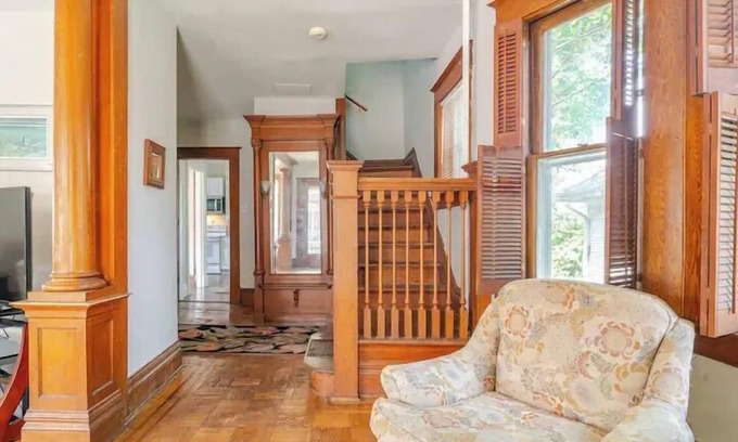 York House | Victorian Home |Sleeps 10|Fenced|4BR|Full Kitchen|Steps2 YCP
