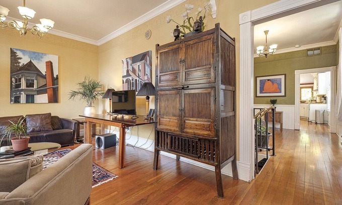 Uptown House | Victorian House, Downtown NW, 3Baths, Deck, Patio, Garden, Reunions, Families