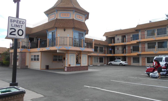 Sparks Hotel | Victorian Inn