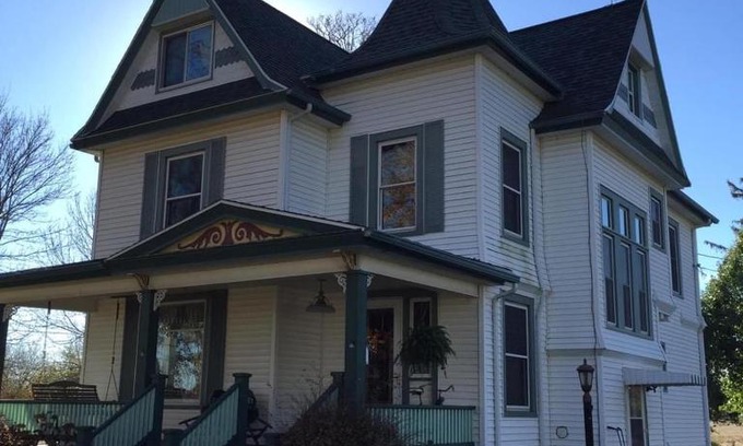 Marion Bed & Breakfast | Victorian Lace B&B