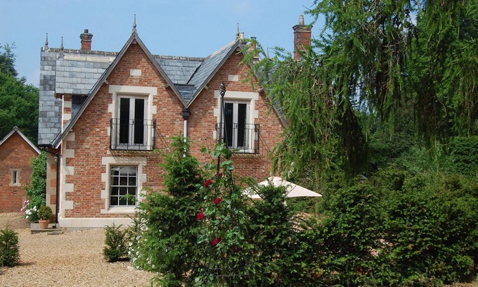 Chittoe House | Victorian Old Coach House With Superking Master Bedroom suite and Tennis Court.