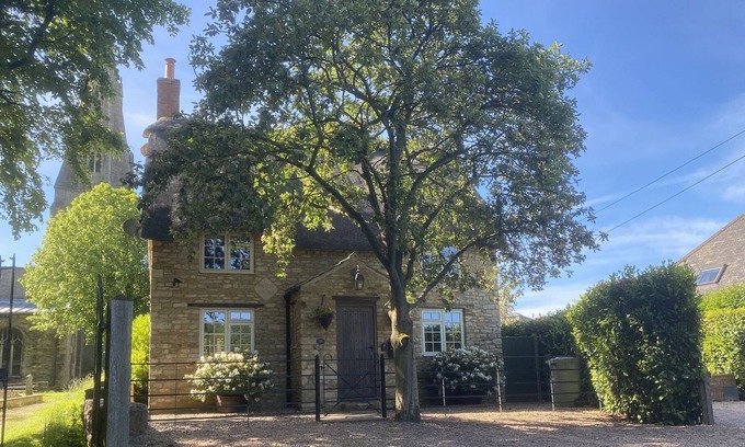 Cottesmore Cottage | VICTORY COTTAGE 5* Gold - Chocolate box cottage