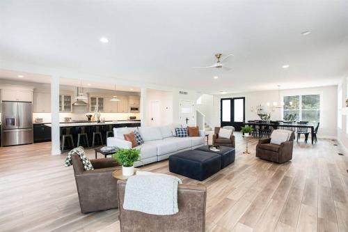 Wooded Estates House | Victory Views Estate:Luxury Retreat for 25+ Guests