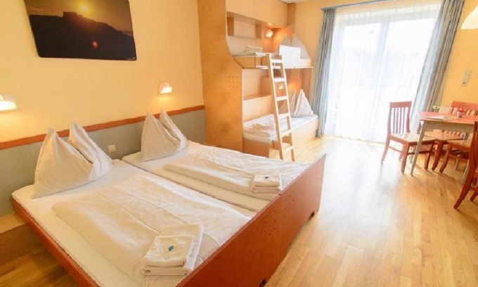 Gnas House | Vierbettzimmer mit Balkon - Jufa Hotel Vulkanland Sport-resort