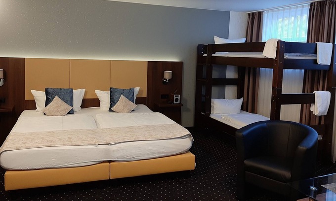 Langenau Apartment | Vierbettzimmer mit Dusche und WC