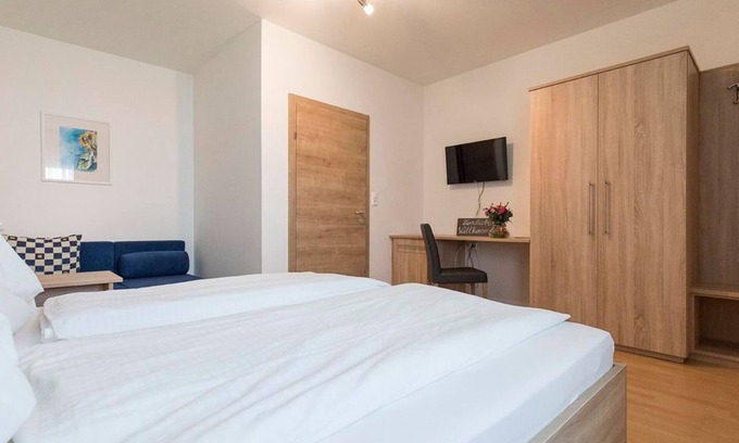 Apetlon Apartment | Vierbettzimmer mit Dusche, WC - Weingut & Gästehaus Markus Tschida
