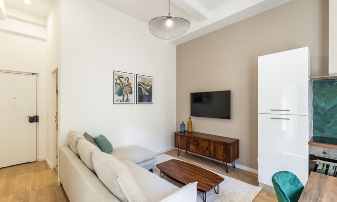 Les Grands Carmes Apartment | Vieux- Port, Panier: Cosy T2 at the foot of Place de Lenche