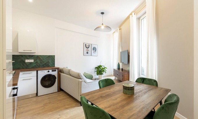 7th Arrondissement Apartment | Vieux-Port, Panier : T3 On the Place de Lenche