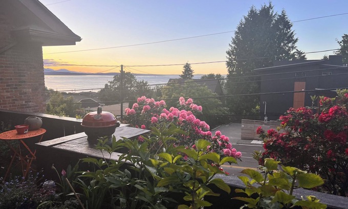 Alki Apartment | View 1-bedroom apartment in marvelous Seattle with private HotTub, A/C, sleeps 5