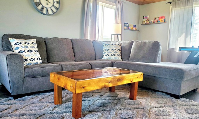 Kincheloe House | View Freighters ~ Waterfront ~ King Bed!