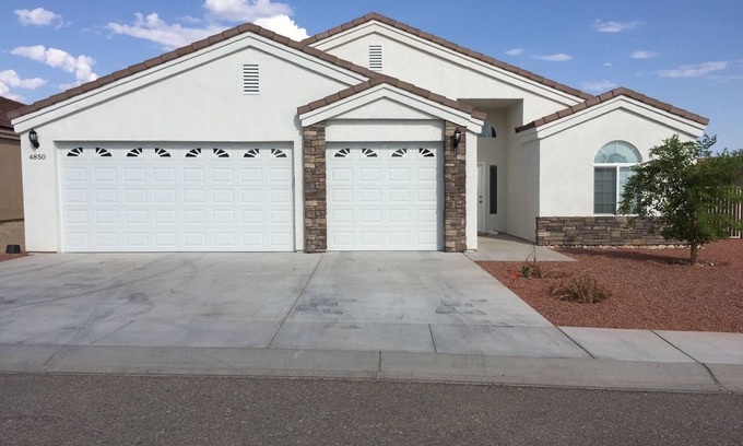 Fort Mohave House | VIEW, NEWER HOME NEAR COLORADO RIVER, GOLF, SHOPPING, ATV TRAILS