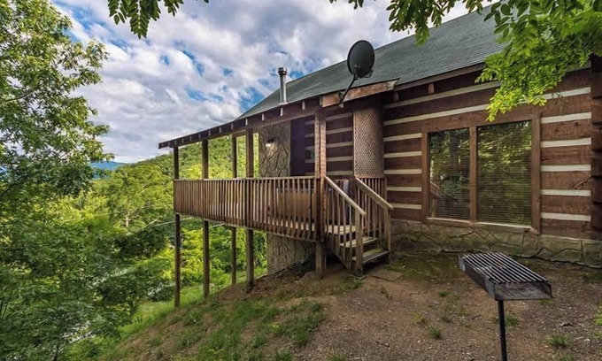 Gatlinburg - Pigeon Forge Cabin | View! Private! Hot Tub,Pool Table,Fireplace,RELAX!